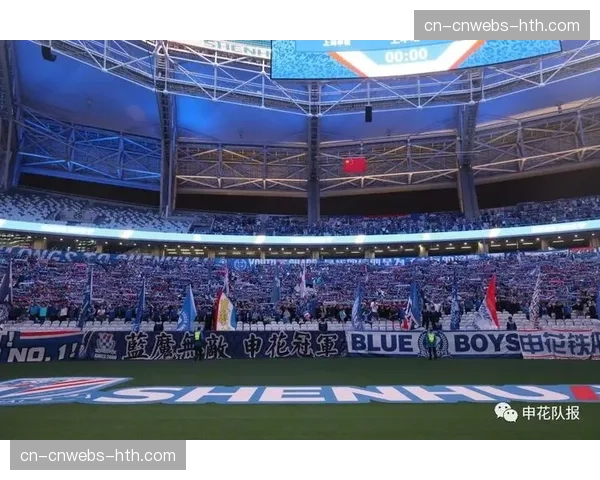 球迷在看台上展示巨型TIFO，纪念俱乐部成立百年