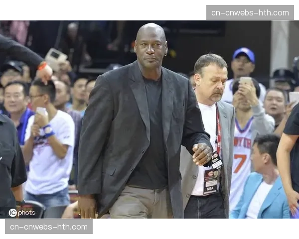 传奇到场：迈克尔-乔丹现身黄蜂主场观看球队比赛