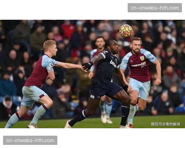 特写：终场哨响，伯恩利确定降级，孔帕尼与球员逐一拥抱